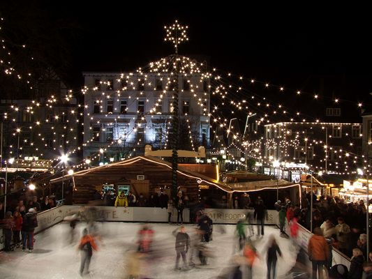 Eisbahn auf dem Weihnachtsmarkt