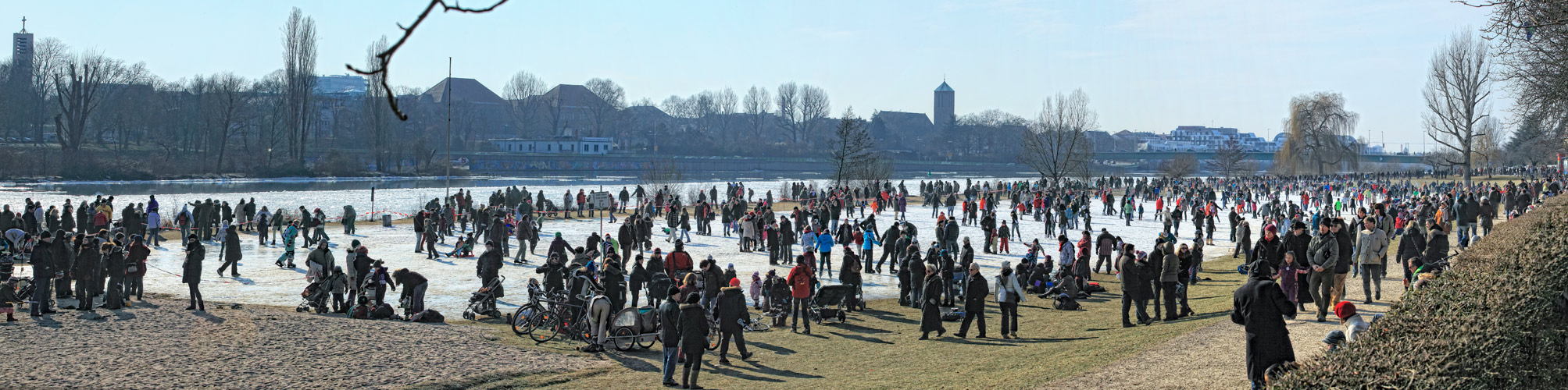 Eisbahn auf der Neckarwiese