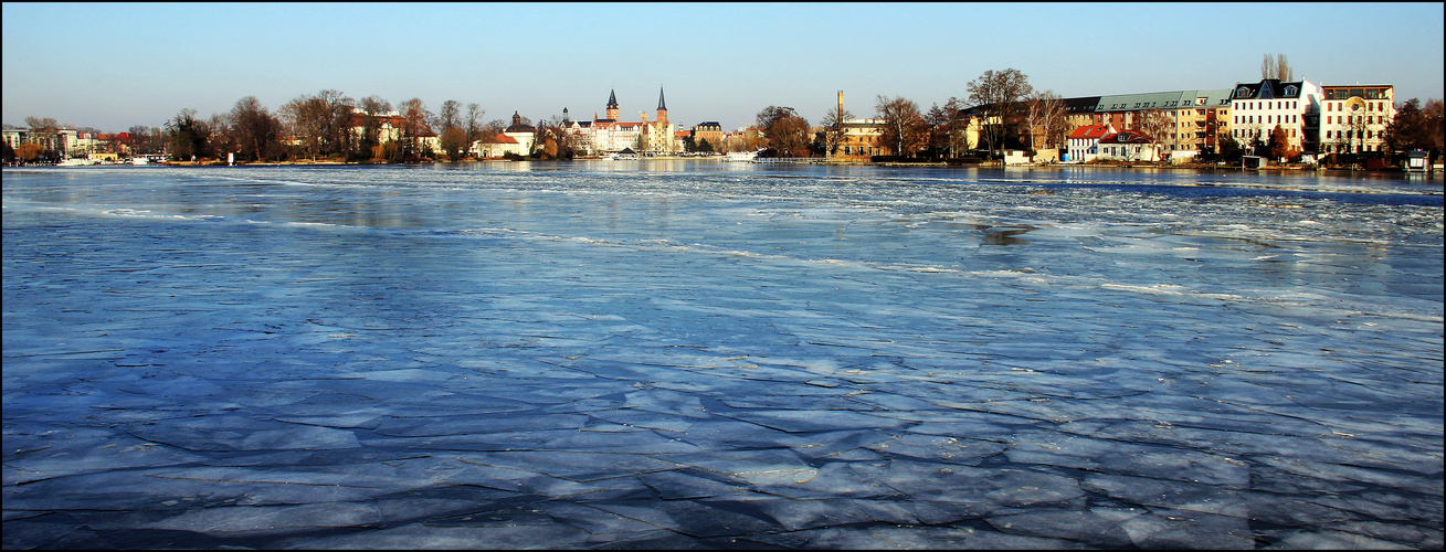 Eisbedeckte Dahme, mit Blick auf die Altstadt-Köpenick, Berlin