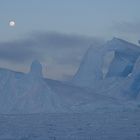 Eisberg bei Vollmond