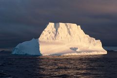 Eisberg im Licht der untergehenden Sonne bei der antarktischen Halbinsel