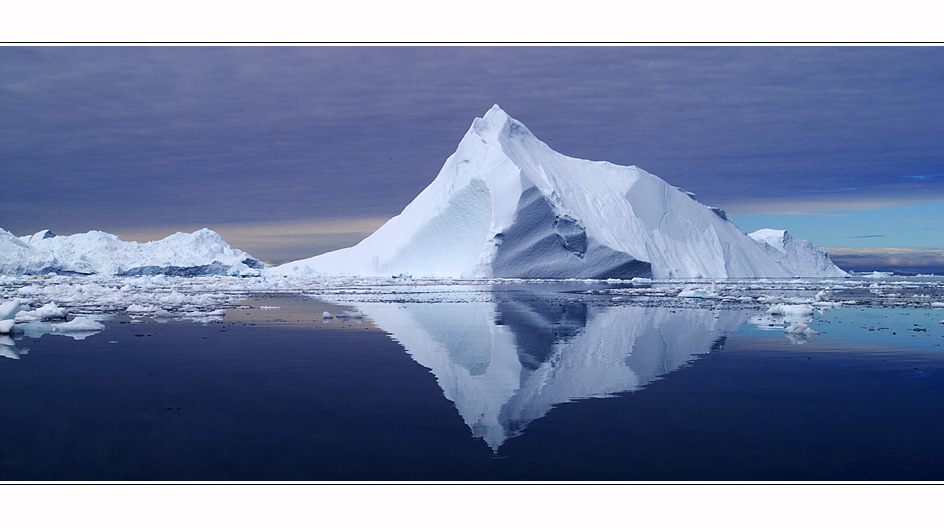 Eisberg im Spiegelbild