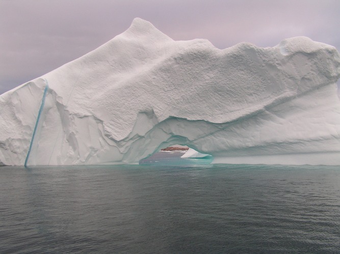 Eisberg mit Loch