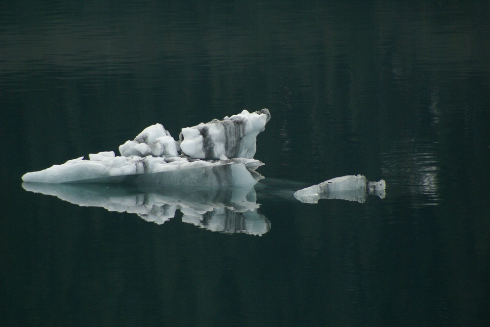 Eisberg mit Zebrastreifen