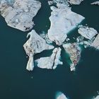 Eisberge auf dem Jökulsarlon aus der Luft