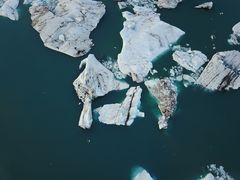 Eisberge auf dem Jökulsarlon aus der Luft