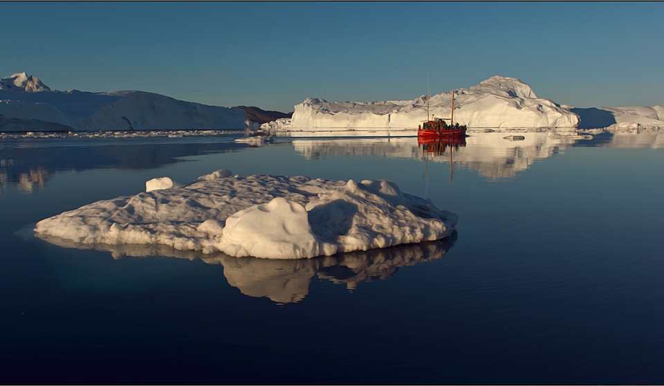 eisberge, eisbergreste  und ein roter kutter