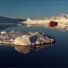 eisberge, eisbergreste  und ein roter kutter