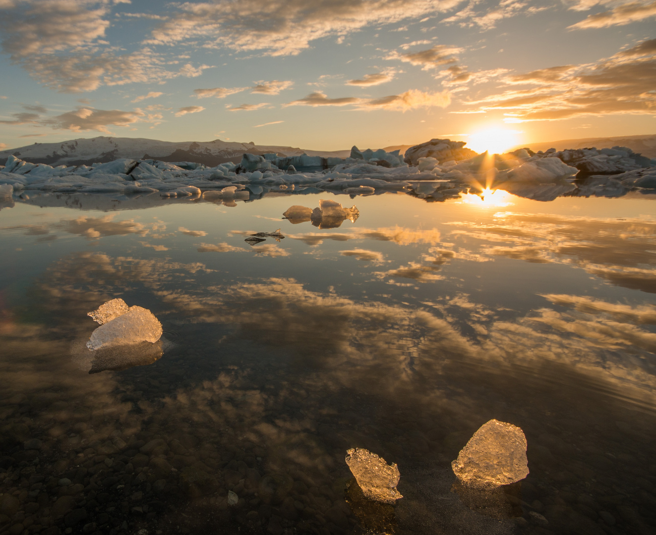 Eisberge im Gletschersee Joekulsarlon auf Island