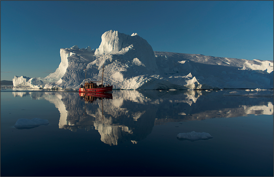 eisberge - spiegelung und ein kutter