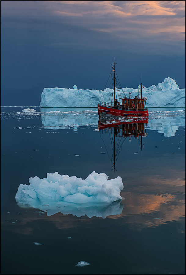 eisberge und ein roter kutter