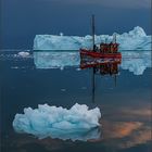 eisberge und ein roter kutter