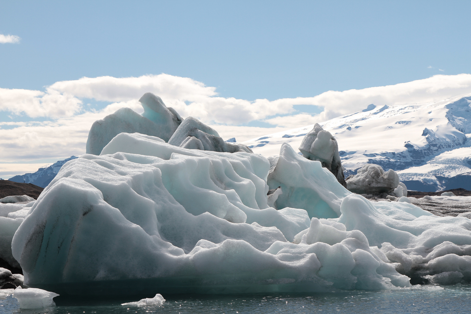 Eisberge vom Gletscher auf dem Weg ins Meer
