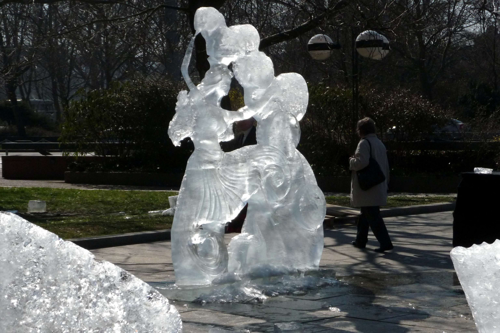 Eisbildhauer am Werk