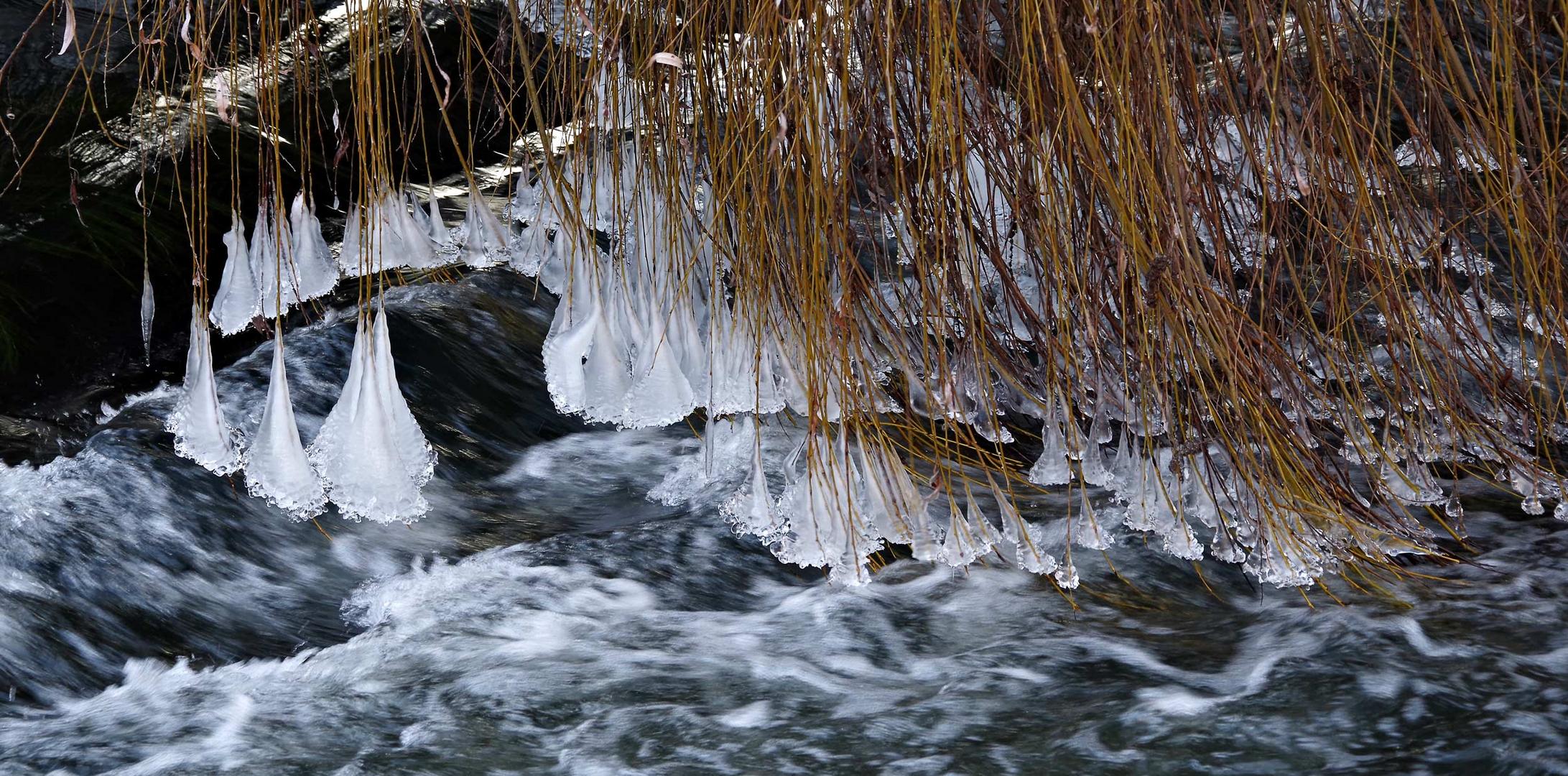 Eisbildungen über dem Neckarkanal