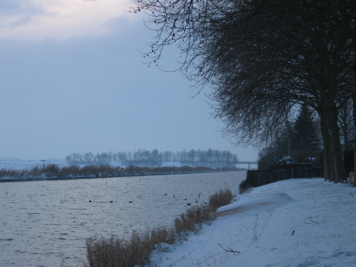 Eisblaue Winterlandschaft.....