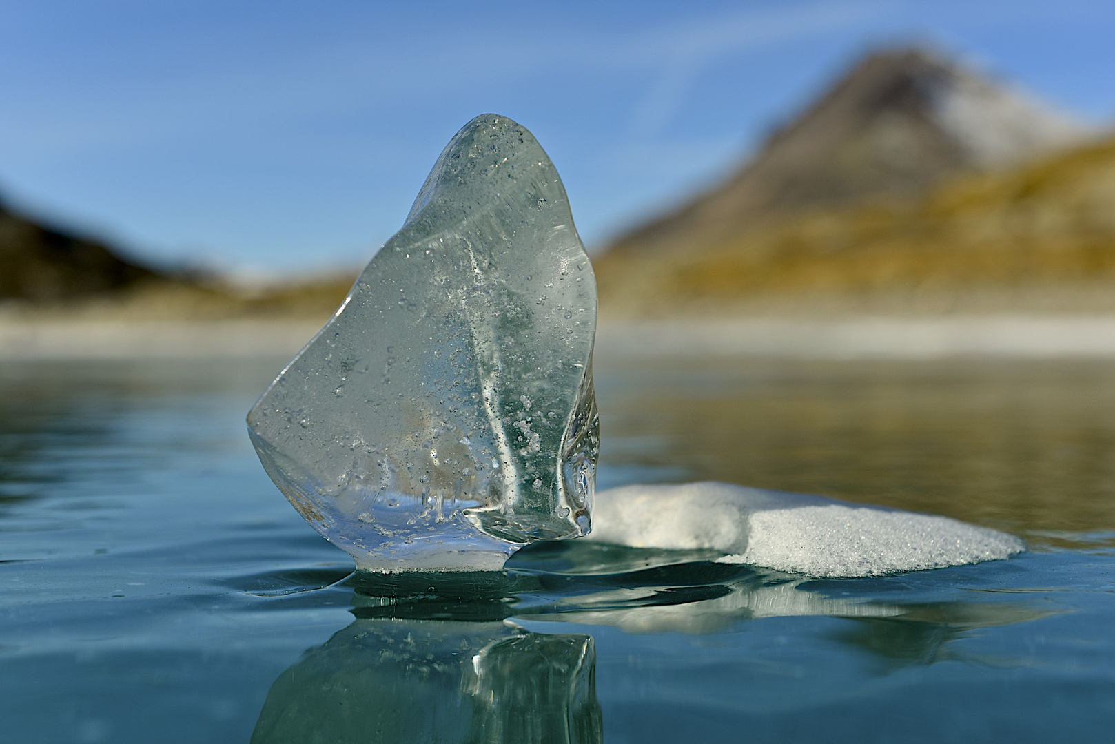 Eisblock auf dem gefrorenen Lago Bianco