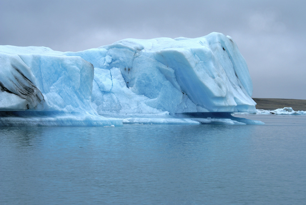 Eisblock in Islands kalbendem Gletscher