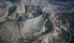 Eisblock trifft Wasser