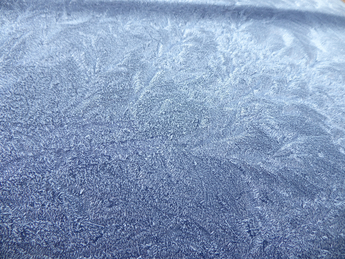 Eisblumen auf der Motorhaube