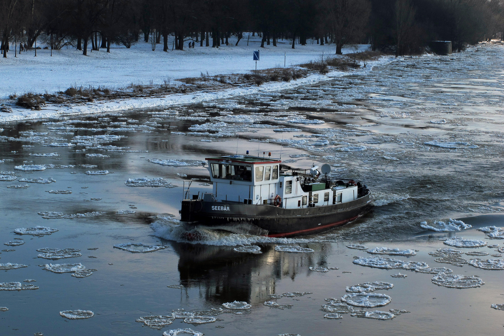 Eisbrecher auf der Elbe