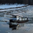 Eisbrecher auf der Elbe