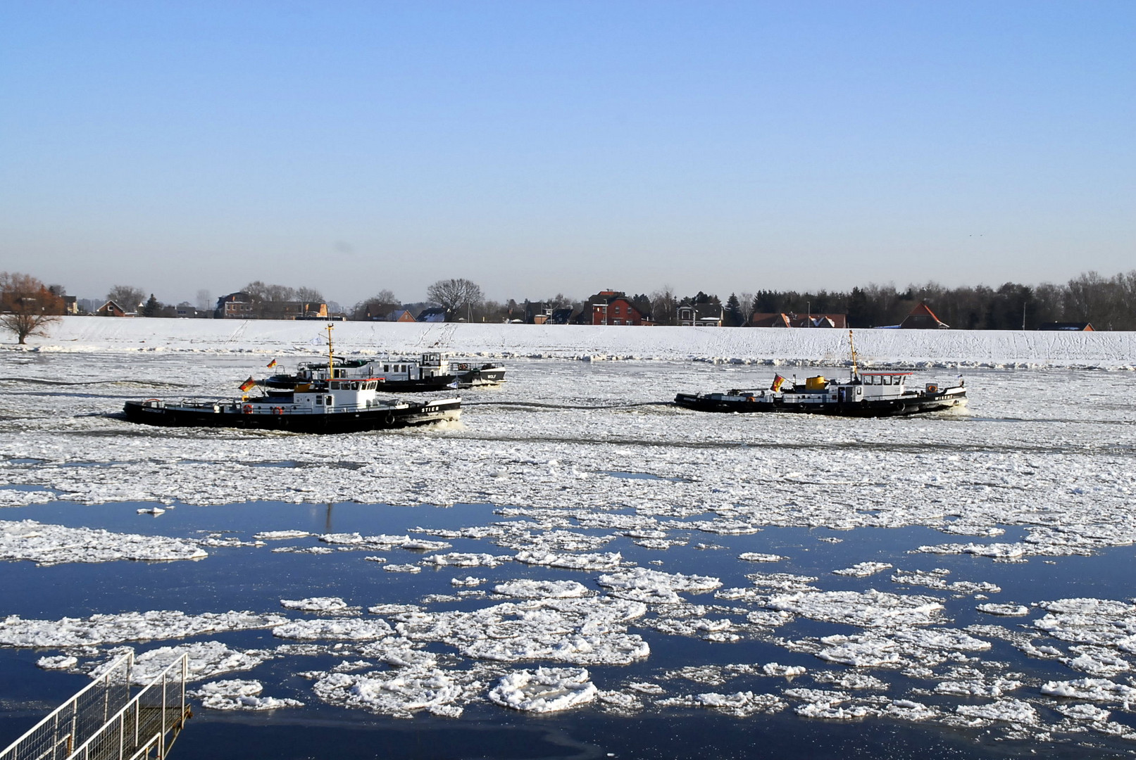 Eisbrecher auf der Elbe 1