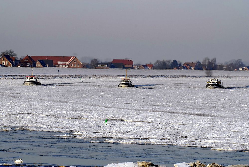 Eisbrecher auf der Elbe 2