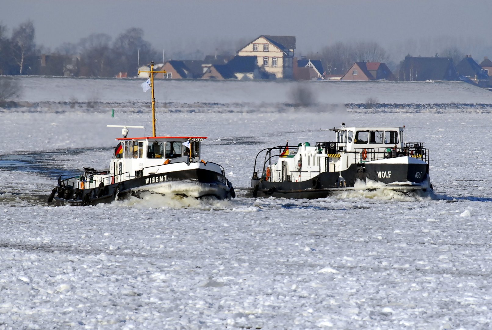 Eisbrecher auf der Elbe 3