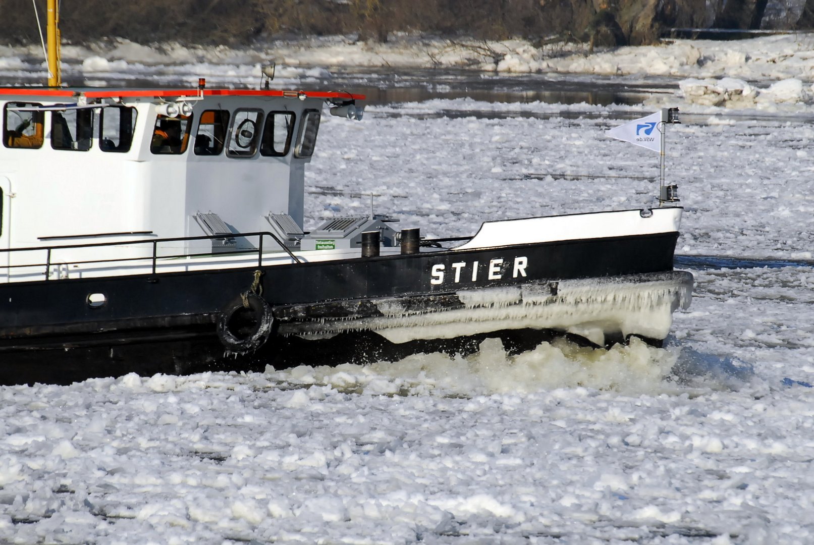 Eisbrecher auf der Elbe 5