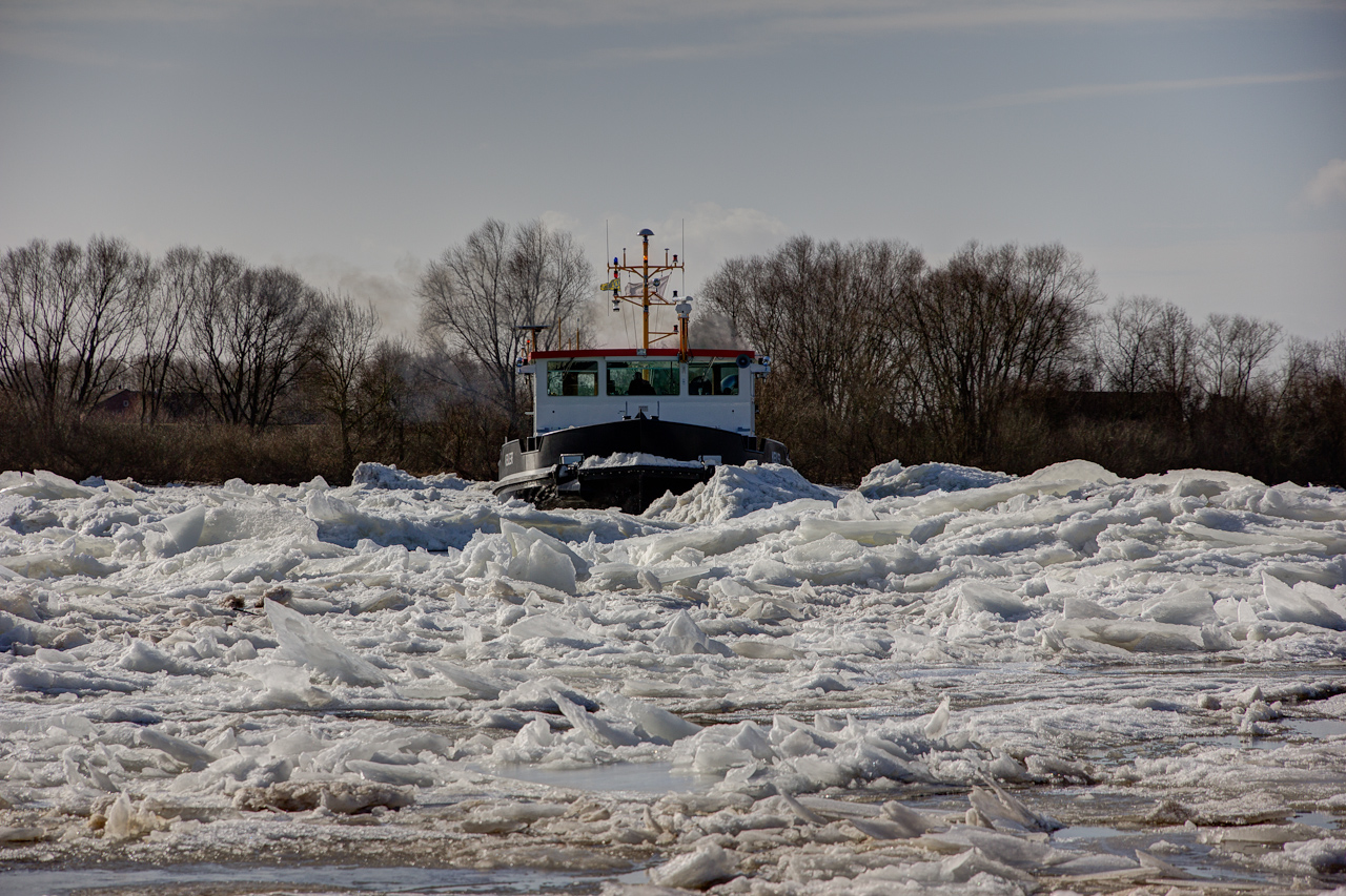 Eisbrecher auf der Elbe