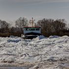 Eisbrecher auf der Elbe