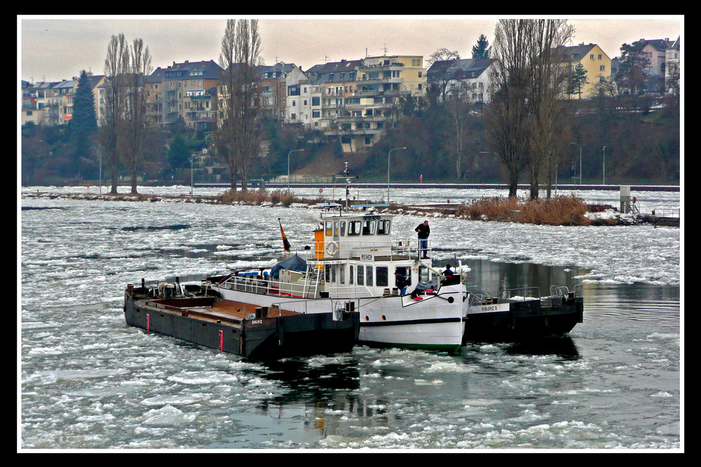 "Eisbrecher" auf der Mosel bei Koblenz