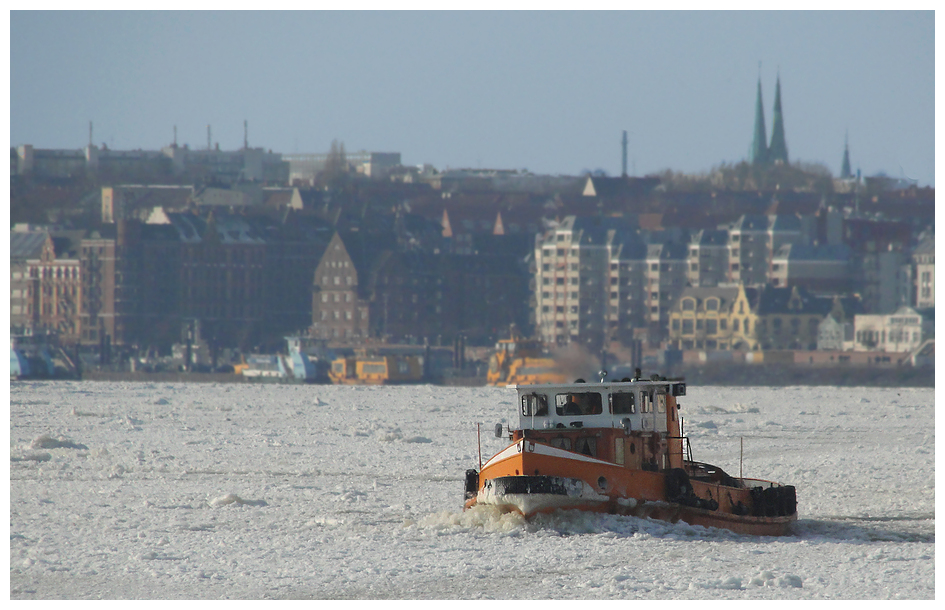 Eisbrecher im Einsatz. (Taschenknipse: Sony CyberShot H20)