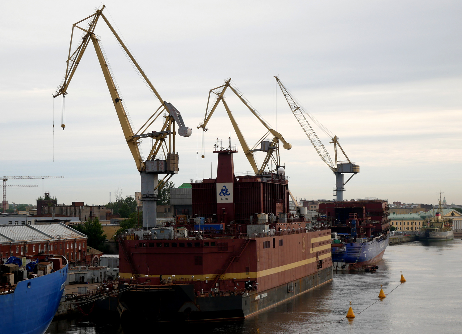 Eisbrecher in St. Petersburg ...