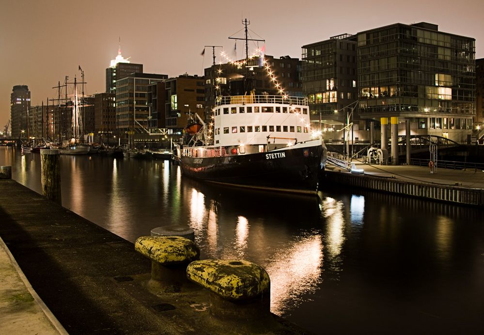 Eisbrecher Stettin vor der HafenCitykulisse