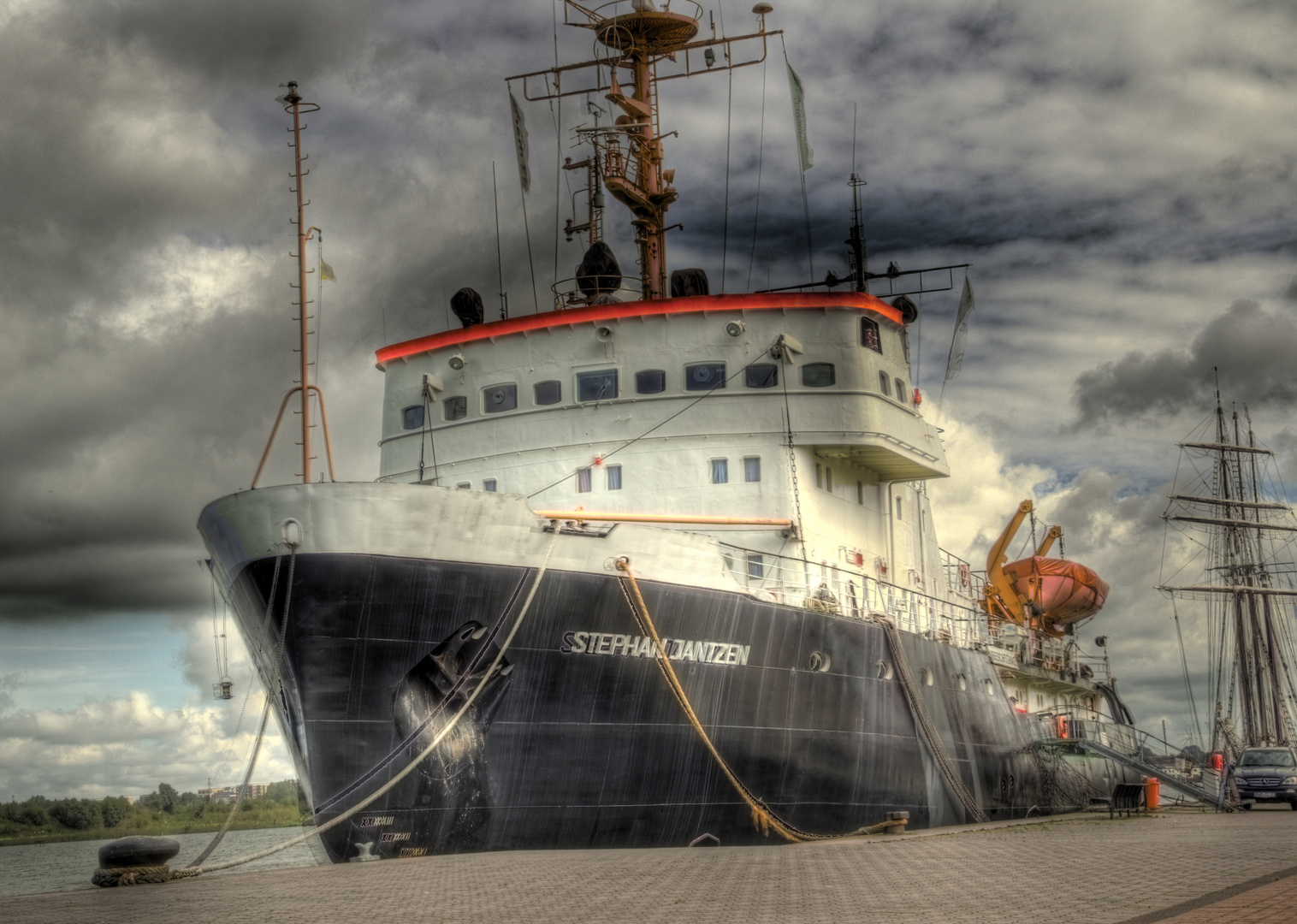 Eisbrecher vor Anker