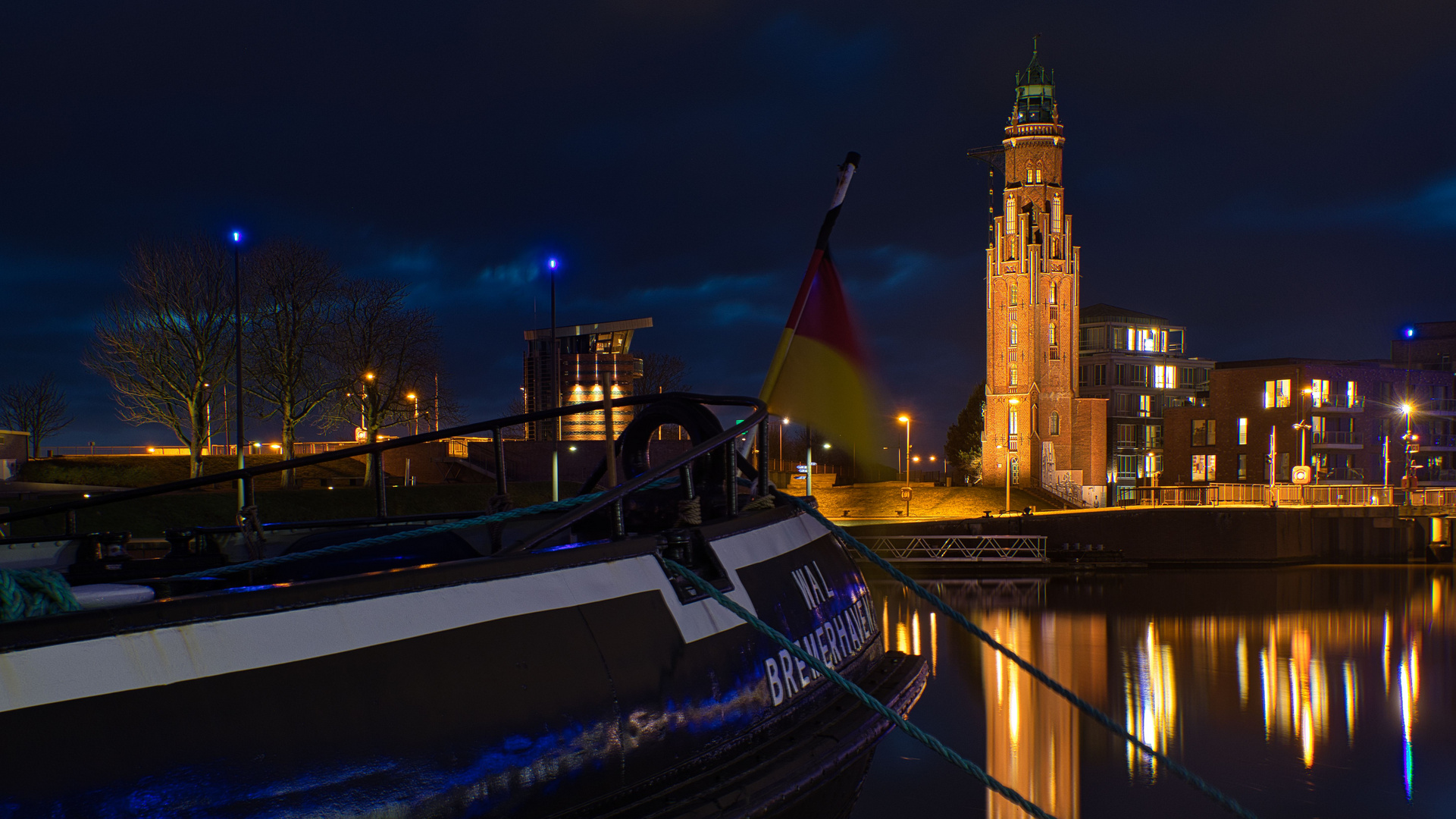 Eisbrecher Wal und der alte Leuchtturm Bremerhaven