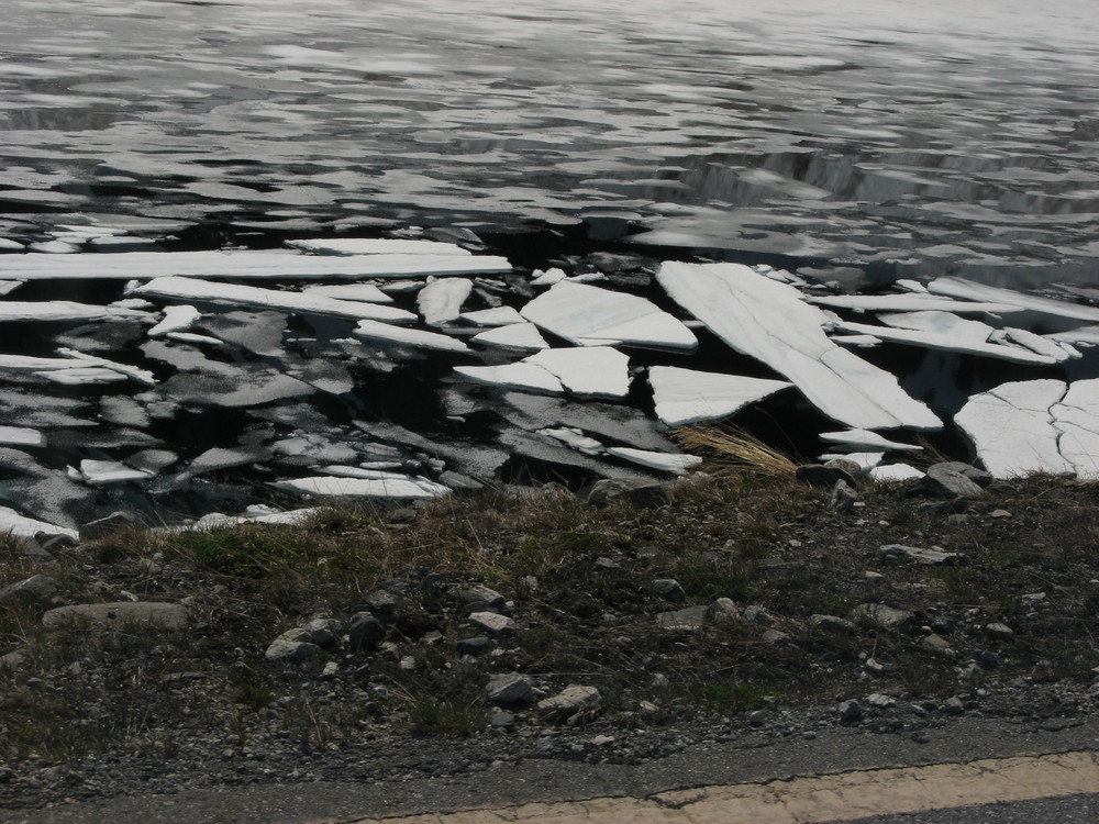 Eisbruch am Straßenrand
