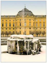 Eisbrunnen mit Fontäne