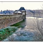 Eisdecke im See an der Staumauer