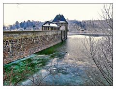 Eisdecke im See an der Staumauer