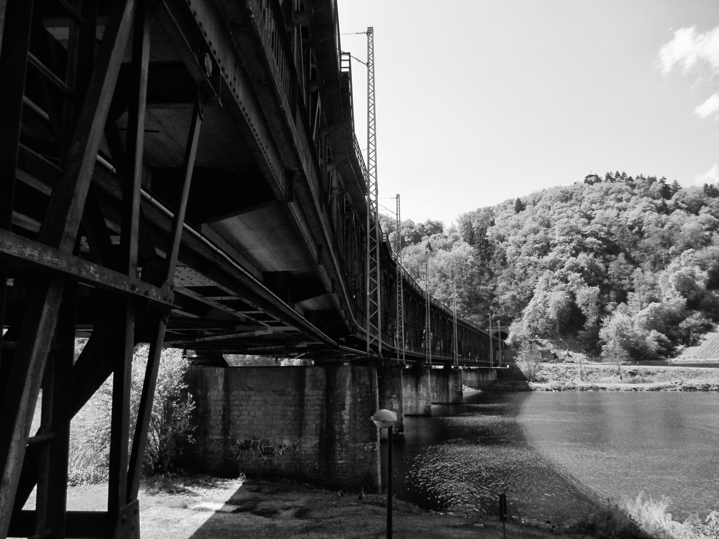 Eisenbahn-Auto-Fußgängerbrücke