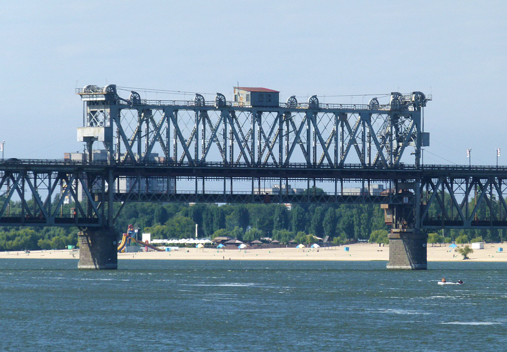 Eisenbahn-Hebebrücke bei Krementschug