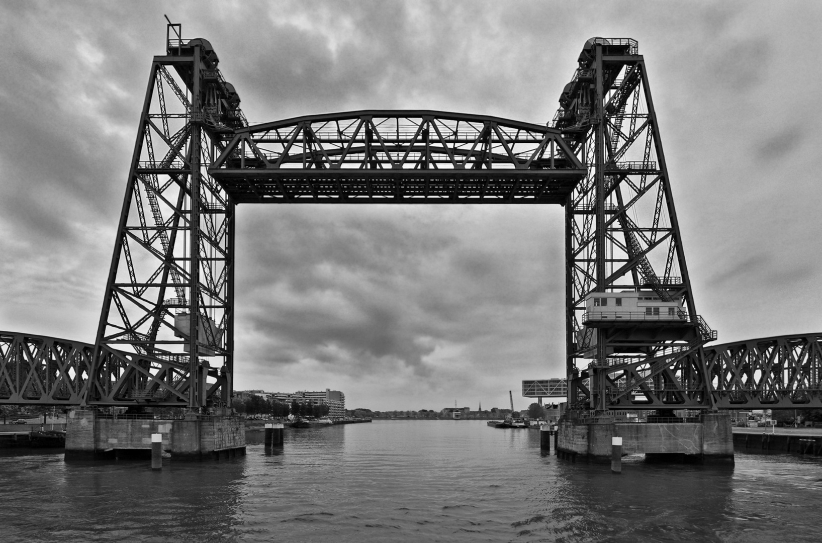 Eisenbahn-Hebebrücke in Rotterdam....