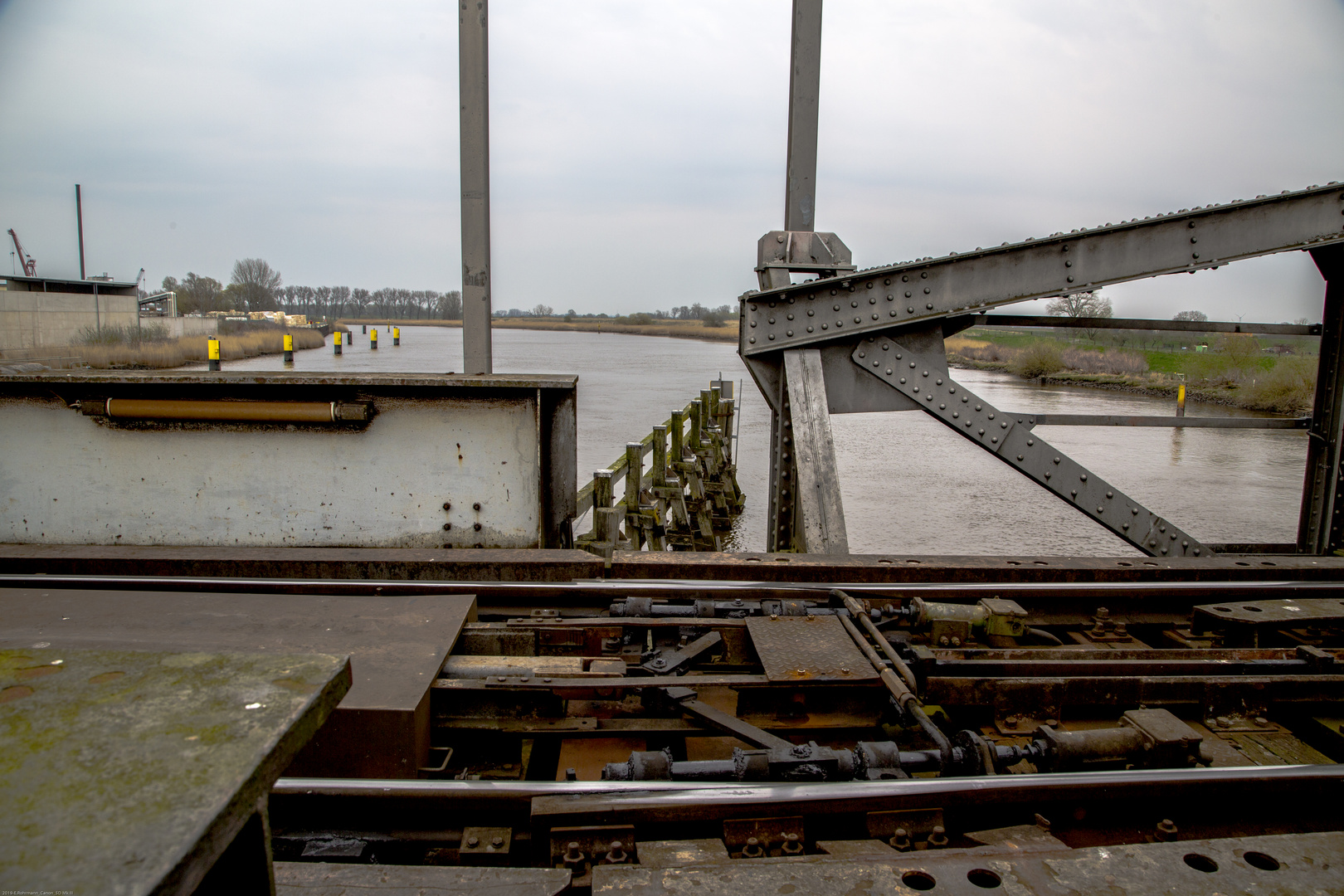 Eisenbahn-Hub-Dreh-Brücke über die Hunte bei Elsfleth (I)