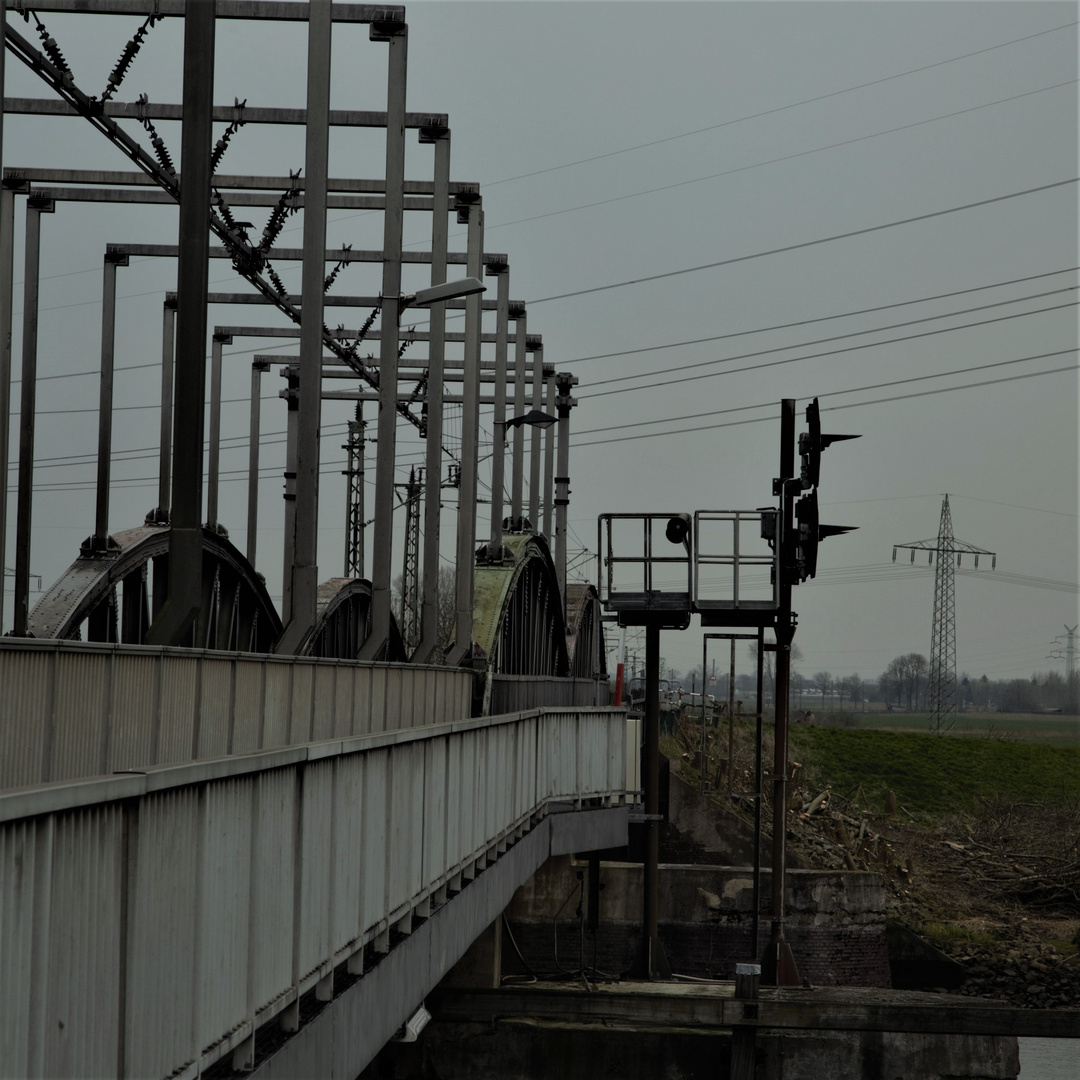 Eisenbahn-Hub-Dreh-Brücke über die Hunte bei Elsfleth (II)