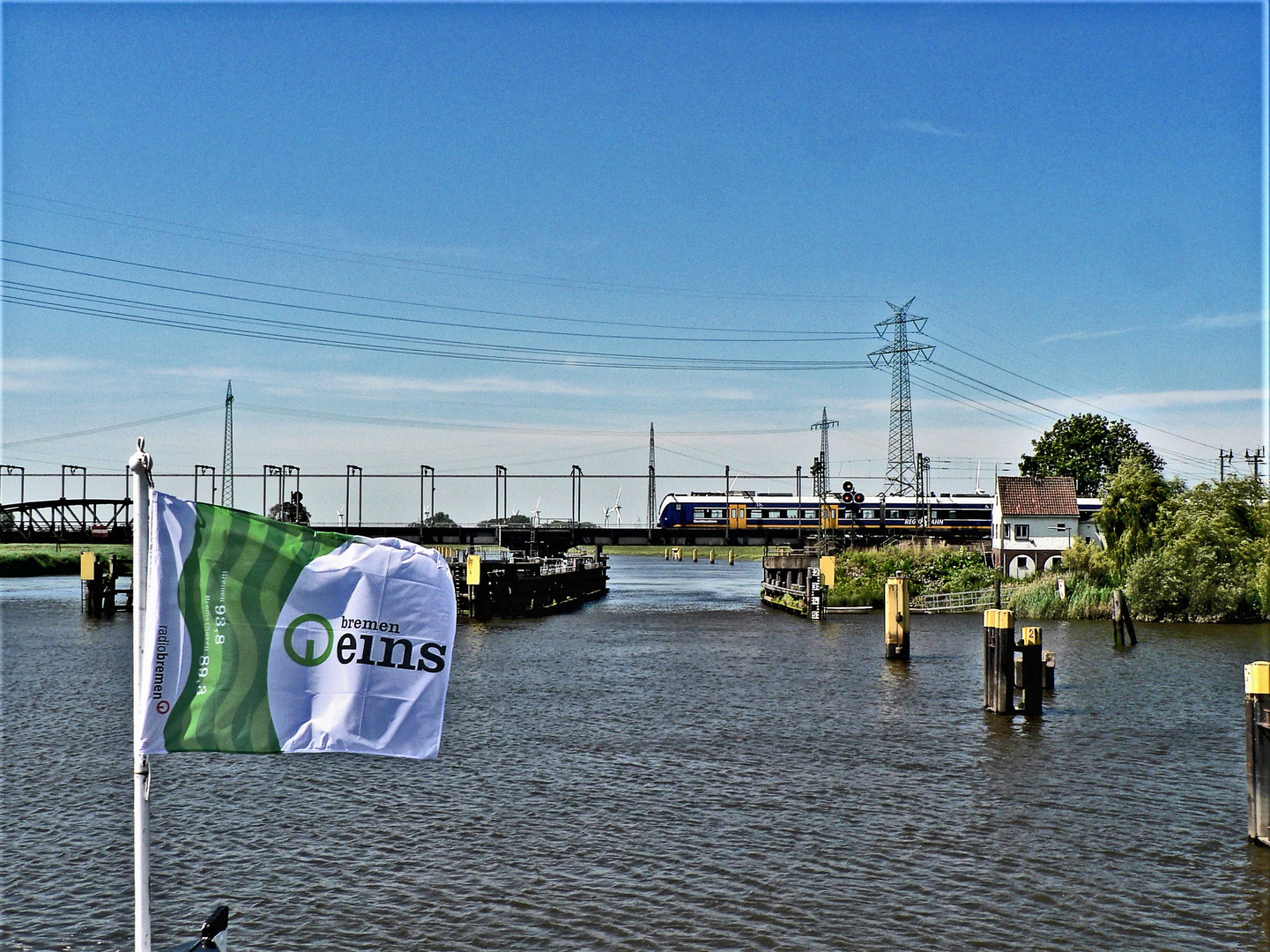 Eisenbahn-Hub-Dreh-Brücke über die Hunte bei Elsfleth (III)