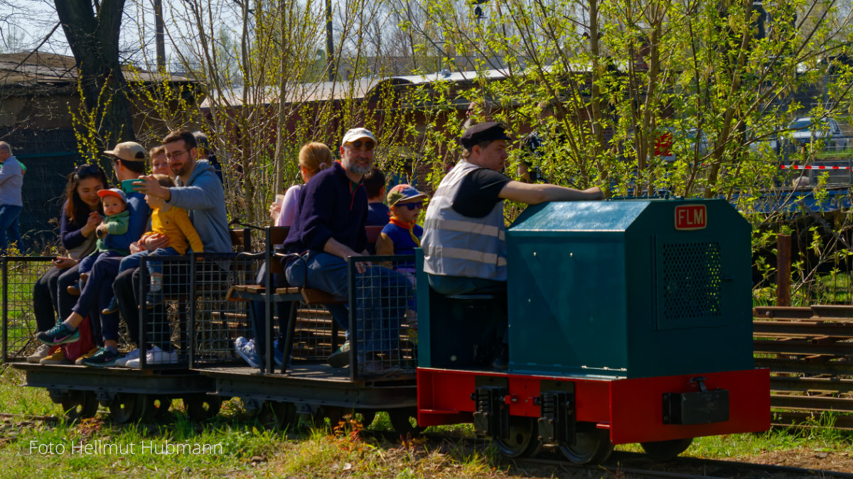 EISENBAHN IN GRÜNER LANDSCHAFT BEIM FRÜHLINGSFEST #12