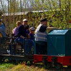 EISENBAHN IN GRÜNER LANDSCHAFT BEIM FRÜHLINGSFEST #12